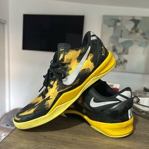 Nike Men's Black and Yellow Kobe shoes